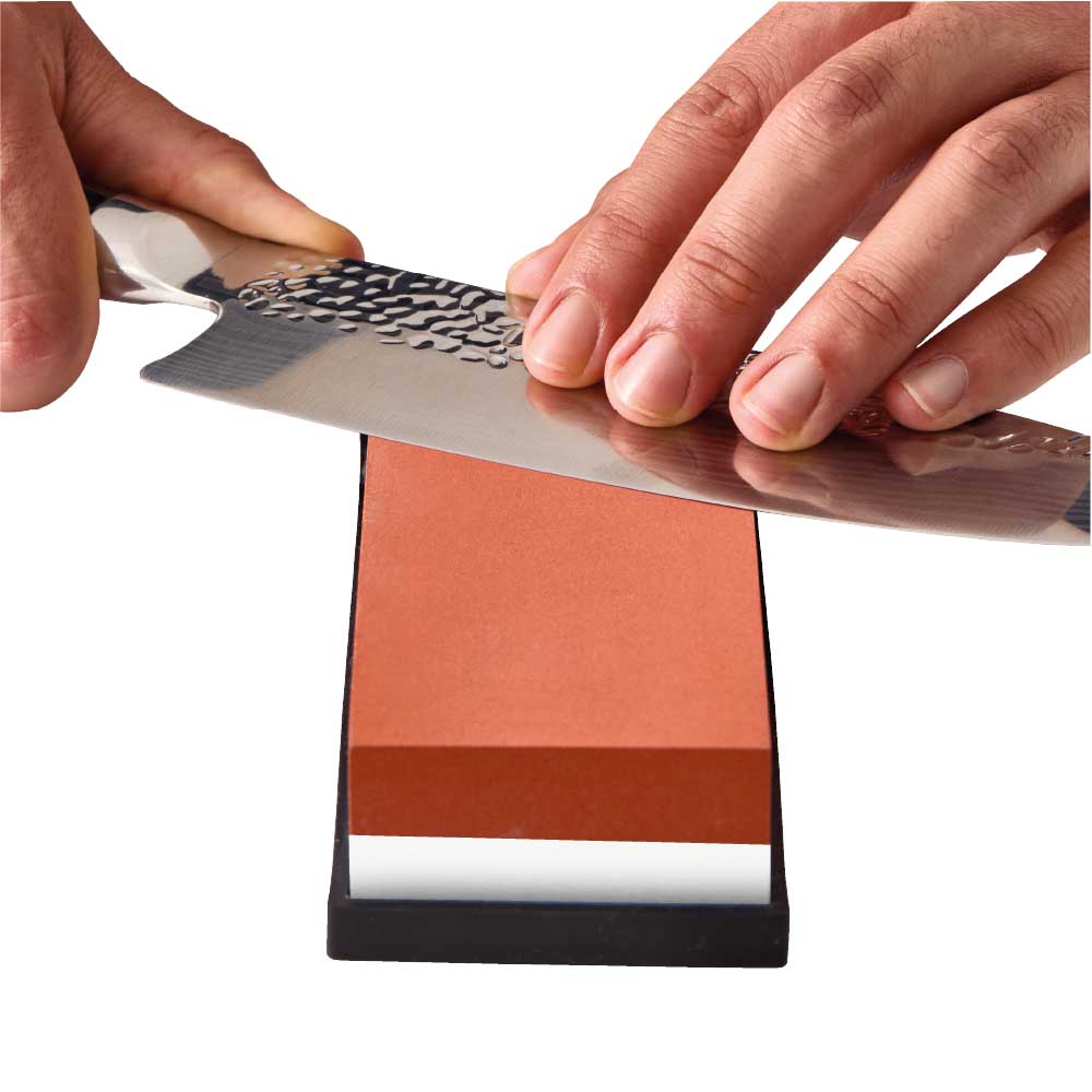 Man sharpening knife with Whetstone 600/2000 - House