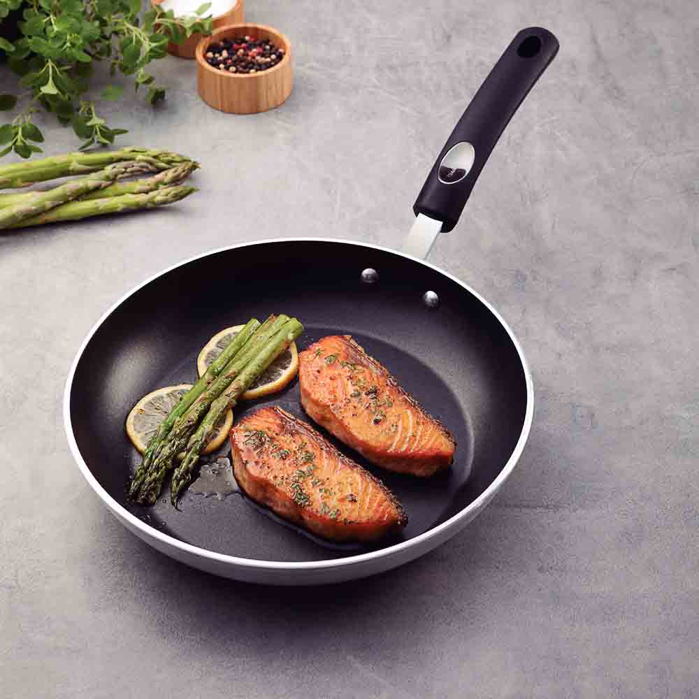 2 pieces of salmon with asparagus in frypan 26cm - House